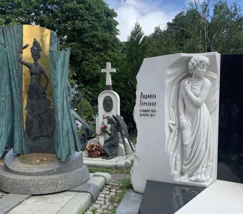 Новодевичье кладбище: и жизнь, и слезы, и любовь