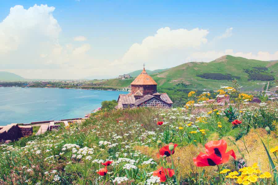Покоряя Армению: Храм Гарни — Монастырь Гегард — Цахкадзор — Озеро Севан - фото 4