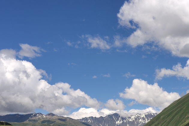 Виды К подножью седого Казбега