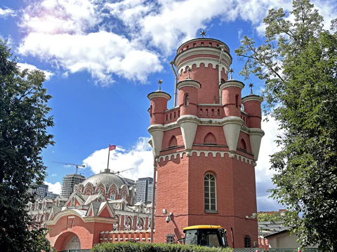 Экскурсия по Петровскому парку: остатки прежней роскоши и тайны эпох