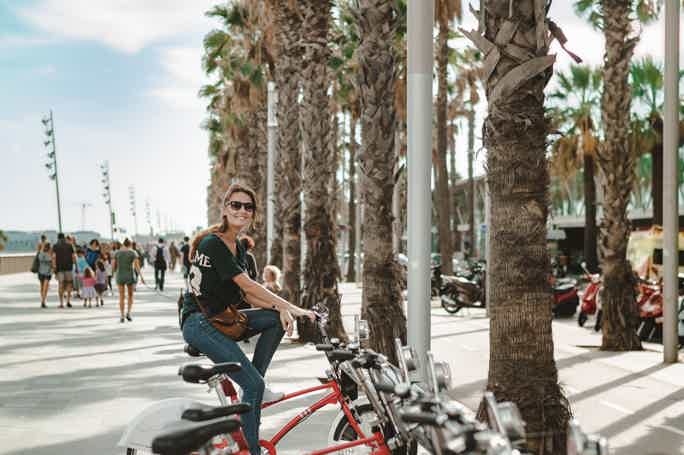 Barcelona: La Sagrada Familia & City Sightseeing Bike/E-Bike Trip