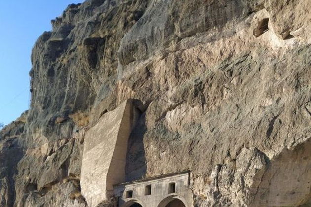 Виды Пещеры XII века: Древняя Вардзия и вечнозеленый Боржоми