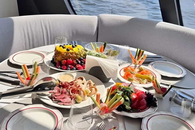 Фото к экскурсии Прогулочный рейс «Созвучие вкусов на Петергофе»