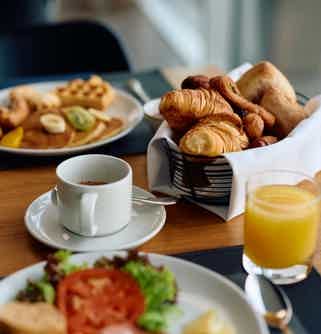 Fresh sandwiches, cakes and unlimited drinks onboard