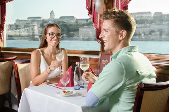 Amazing Sightseeing Cruise on the Danube with fresh drinks