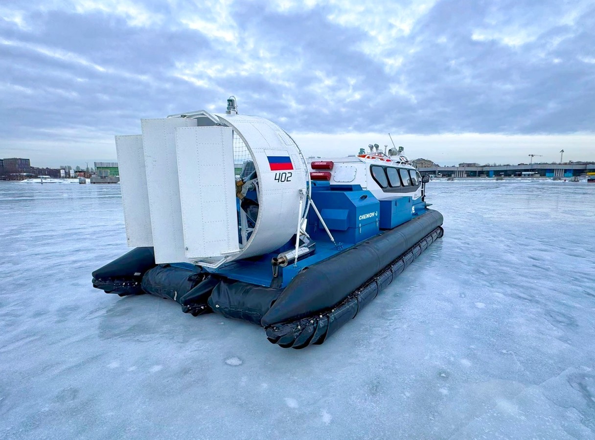 Зимний Петербург: Катание на воздушной подушке