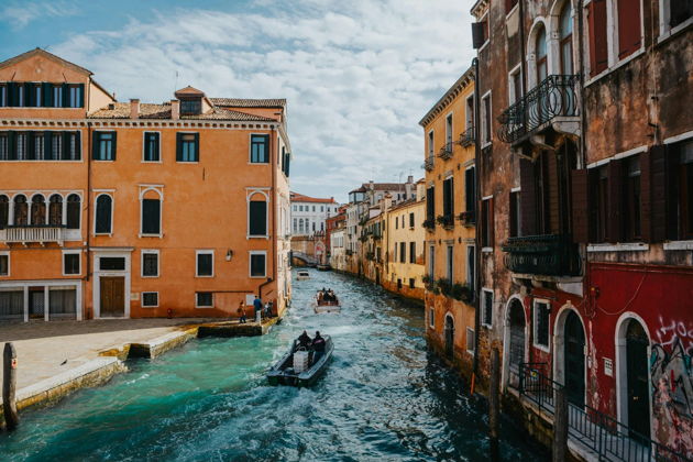 Тайны и легенды Венеции: прогулка в вашей компании