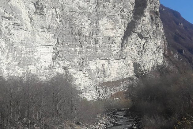 Виды К снежным вершинам Шаро-Аргунского  ущелья и сказочный замок-музей.