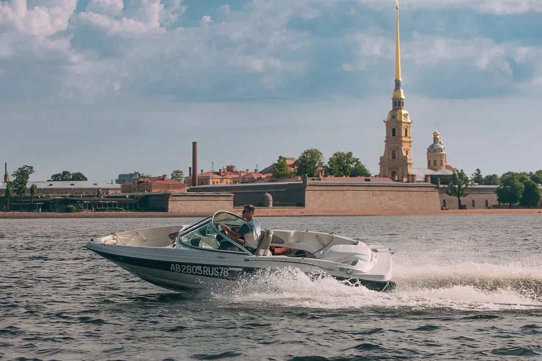 VIP-прогулка на катере по лучшим видам Петербурга — фото 1