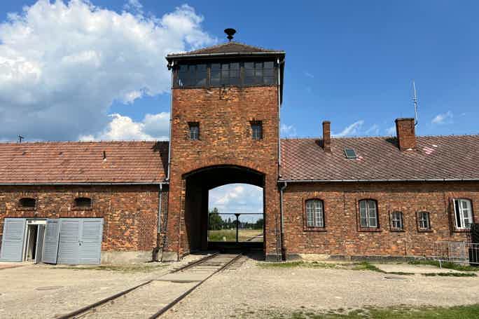 Krakow: Auschwitz Guided Tour with Pickup