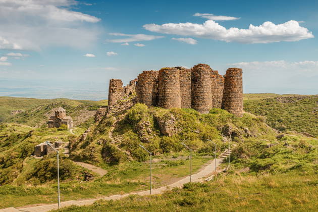 Арагац: озеро Кари, крепость Амберд, памятник армянскому Алфавиту