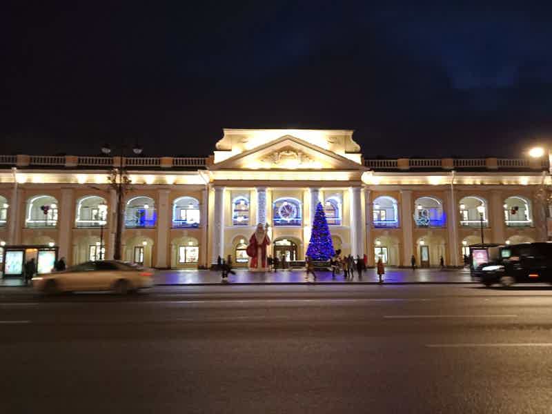 Рождество в Петербурге: прогулка по нарядному городу с праздничными историями - фото 1