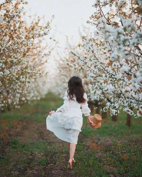 Арт-пикник в цветущем яблоневом саду