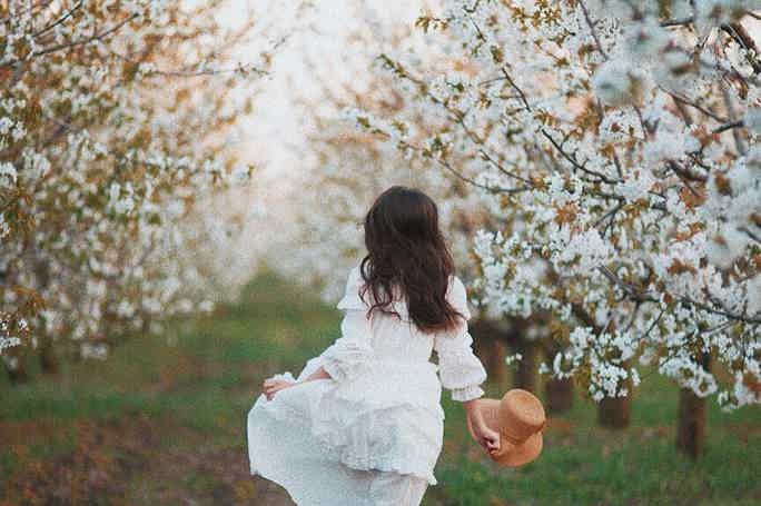 Арт-пикник в цветущем яблоневом саду