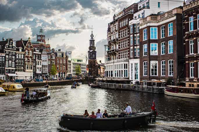 Amsterdam: Smoke-Tour along the City Canals