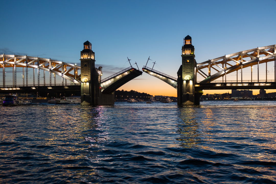 По ночным рекам и каналам к разводным мостам Петербурга — фото 5