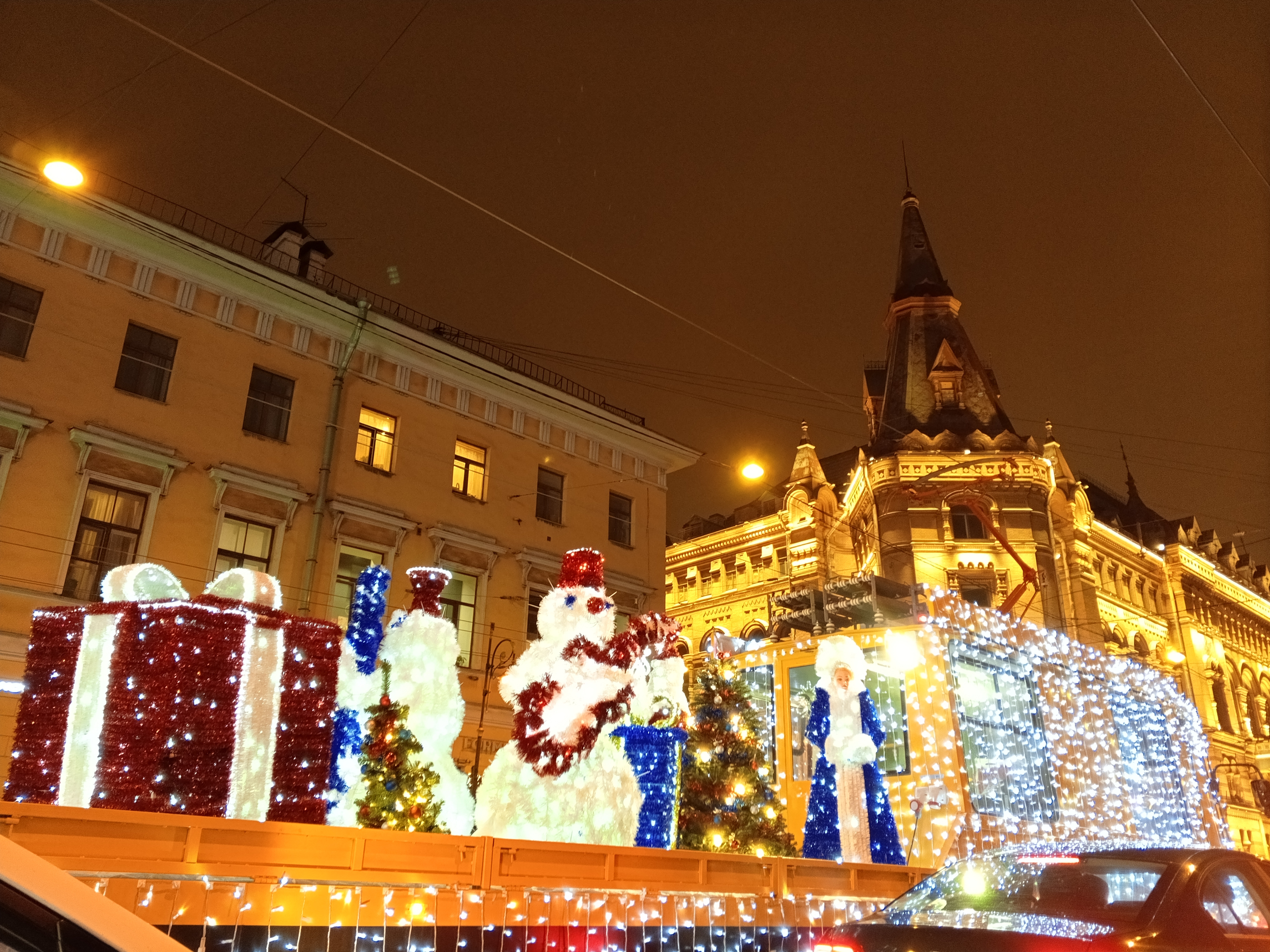 Вечерний  Петербург в огнях города на автомобиле