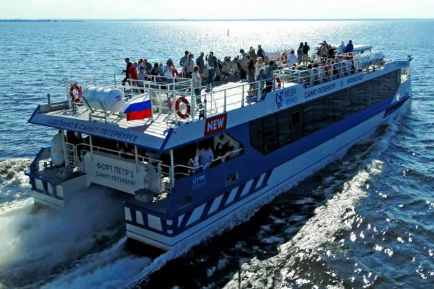 Скоростной катамаран из Петергофа в Кронштадт