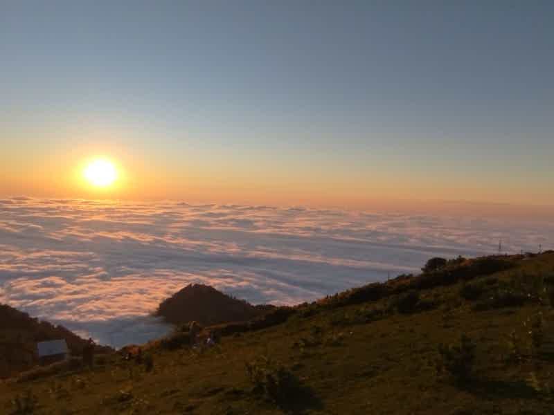 Магическая Гомисмта: Закат над облаками на комфортабельном минивэне - фото 4