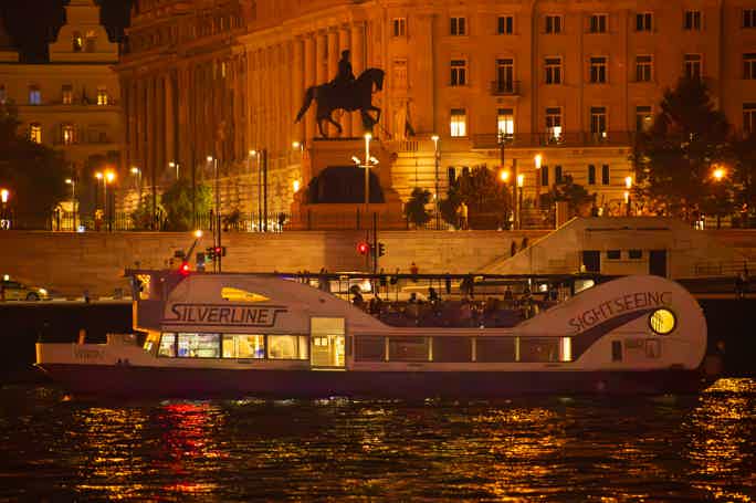 1 Drink Nighttime Budapest Downtown Sightseeing Cruise