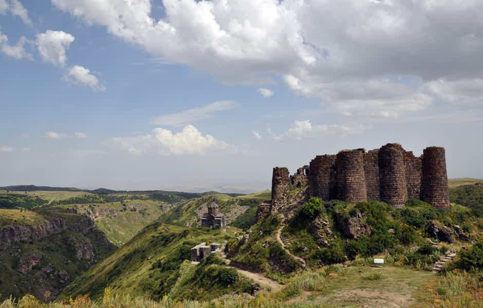 Величественный Амберд: Монастырь Сагмосаванк, Памятник Армянскому Алфавиту - фото 2