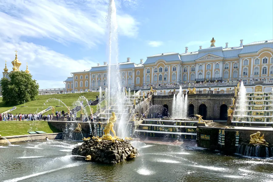 В Петергоф по воде: Нижний парк с фонтанами (включены билеты в парк) — фото 1