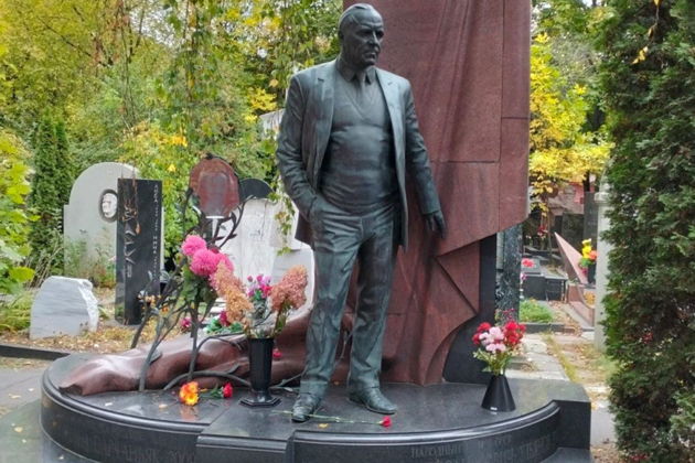 Люди искусства на Новодевичьем кладбище - им рукоплескал мир!