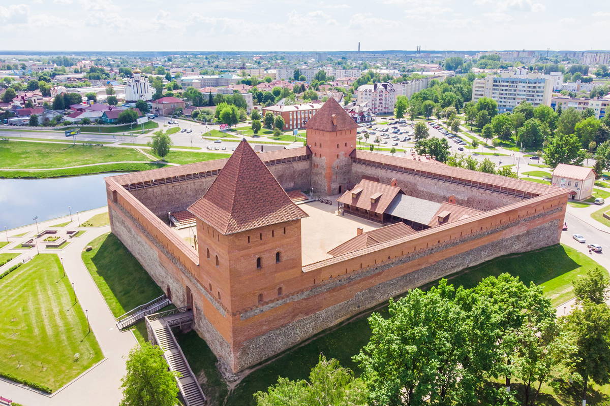 Лидский замок, костёл в Старых Василишках, церковь-крепость в Мурованке
