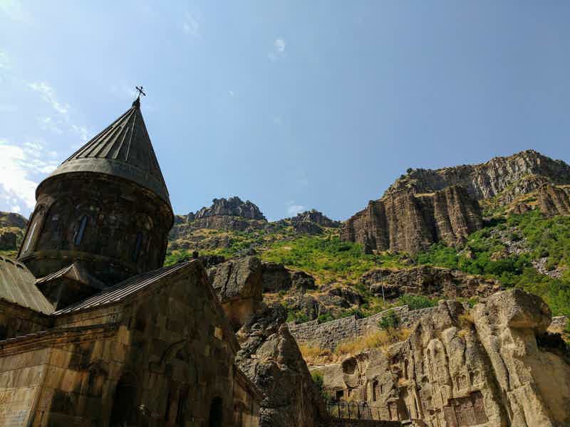 Каменная симфония, древний храм Гарни и скальный монастырь Гегард - фото 1