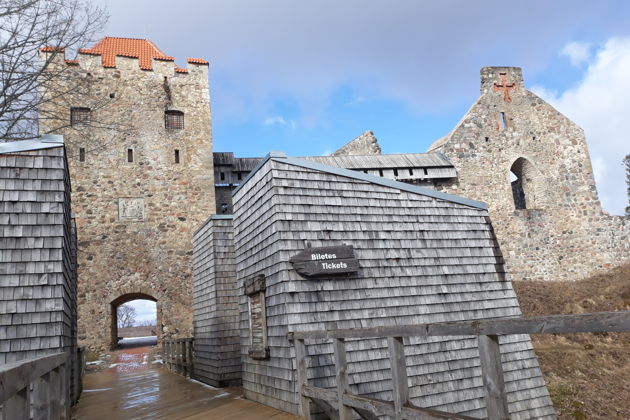 Поездка в Сигулдский замок и в Лигатне