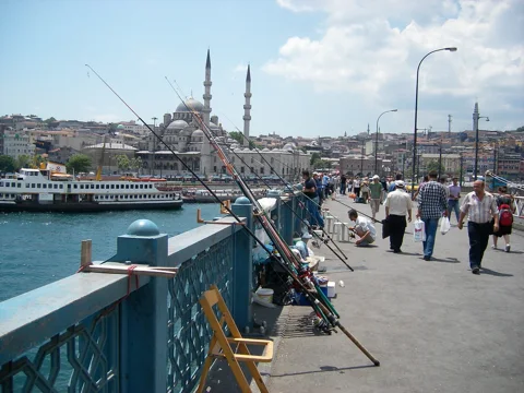 Ловля Рыбы с Моста: Новый Уровень Релаксации в Стамбуле!