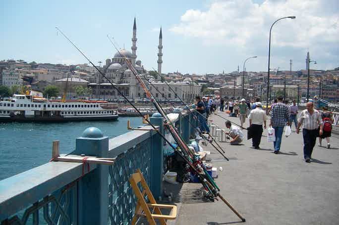 Ловля Рыбы с Моста: Новый Уровень Релаксации в Стамбуле!