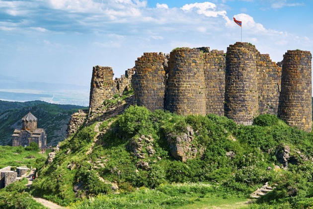 Крепость Амберд, монастыри Сагмосаванк и Ованаванк, памятник Армянскому алфавиту