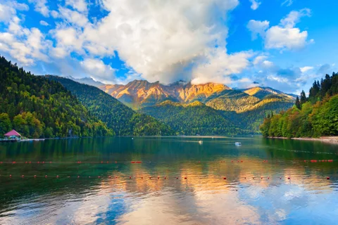 «Жемчужина Кавказских гор»: поездка к озеру Рица (эко-сбор включен)