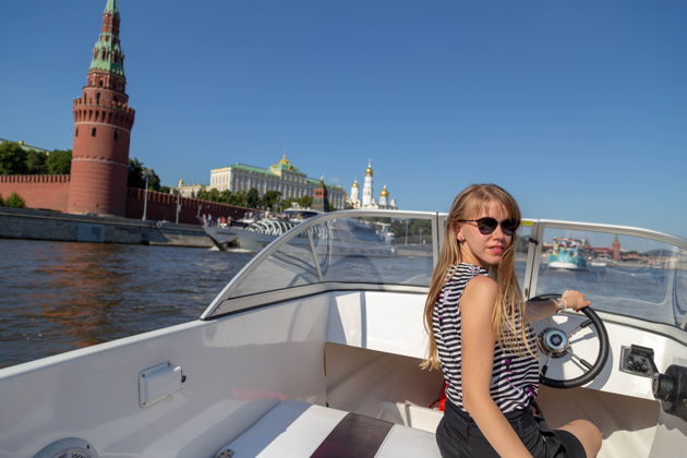 Главное изображение экскурсии - По центру Москвы на катере «Шустрый» без капитана, на 1-4 человека