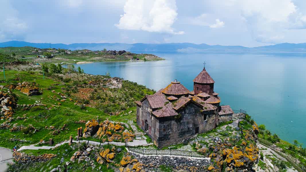 Озеро Севан,  монастырь Севанаванк, хачкары Норатуса, монастырь Айраванк - фото 2