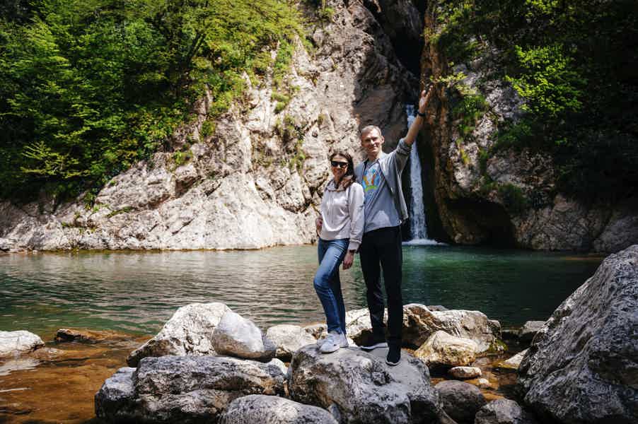 К Агурским водопадам и Орлиным скалам с фотосетом на iPhone 14 - фото 10