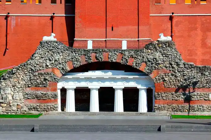 Экскурсия-квест по Александровскому саду для детей и их послушных родителей