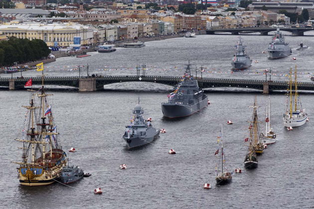 Фото к экскурсии Просмотр военных кораблей в День ВМФ с борта индивидуального катера