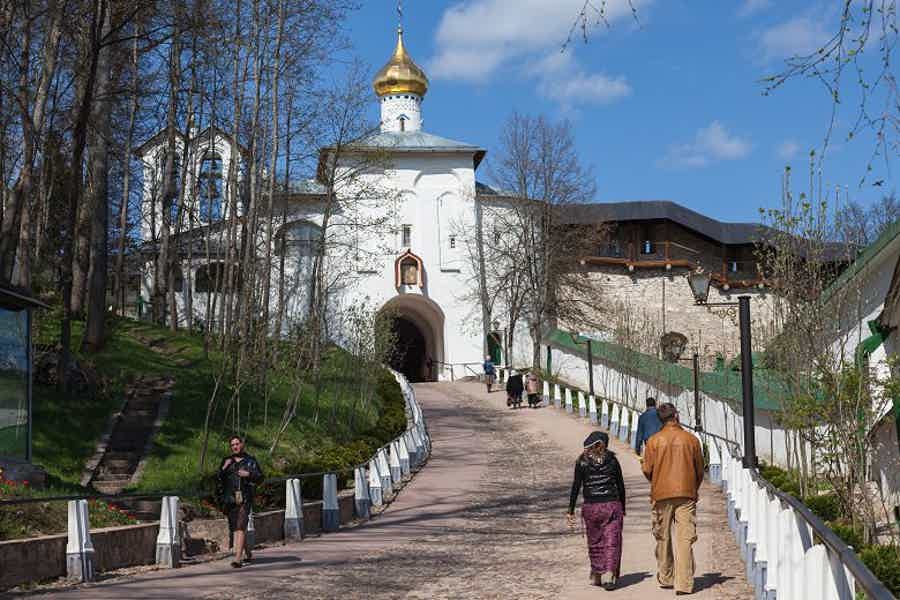 Экскурсия «Печоры — Изборск» из Пскова на транспорте туристов - фото 1