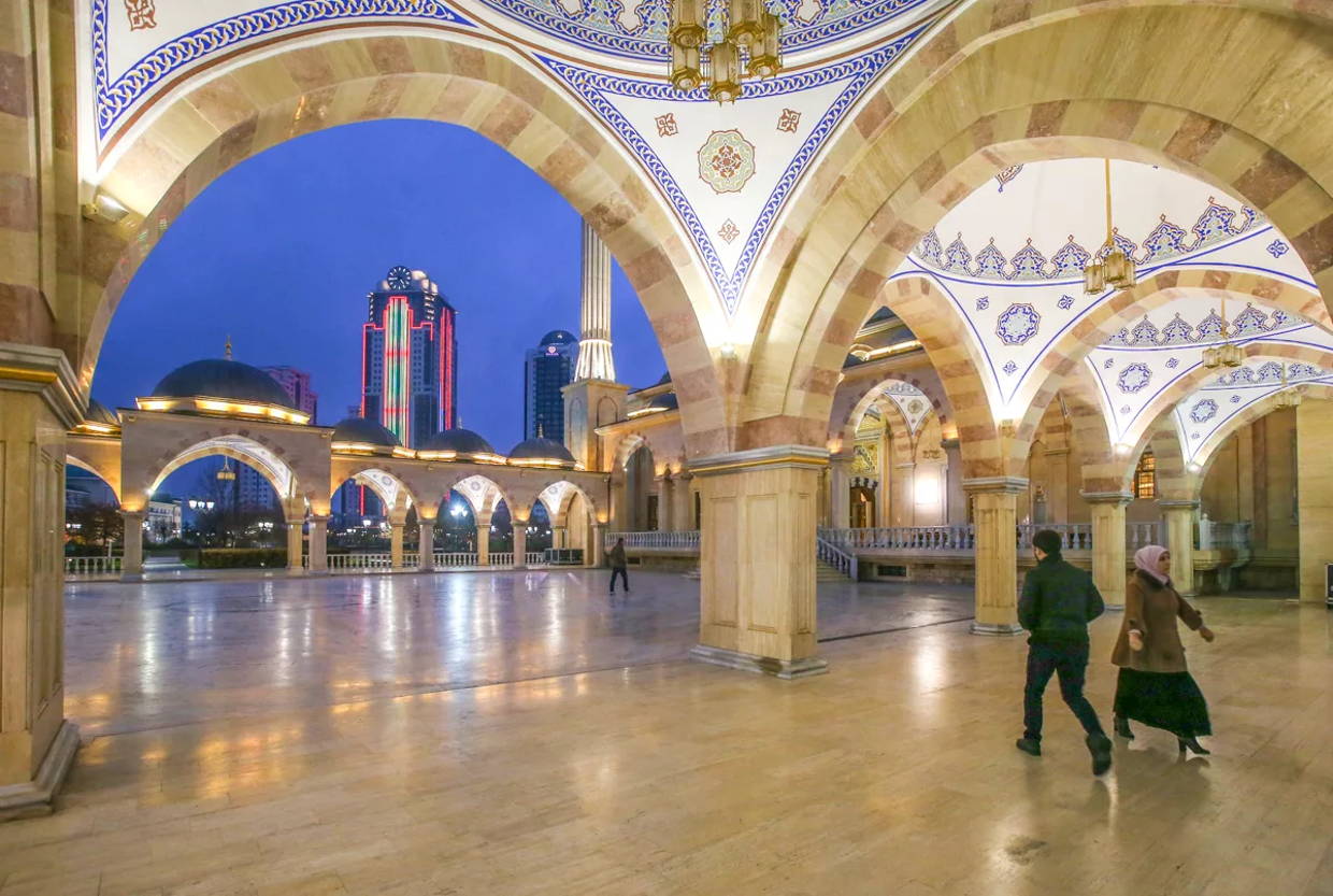 Экскурсии грозный цена. Мечеть имени Ахмата Кадырова сердце Чечни. Сердце Чечни достопримечательности Грозного. Соборная мечеть Грозный. Главная мечеть Грозного сердце Чечни.