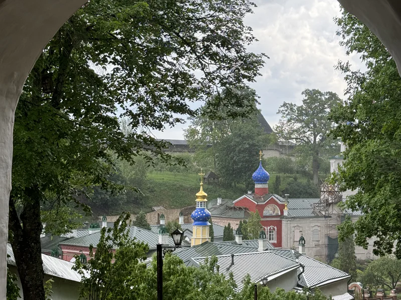 Экскурсия в Печоры и Изборск (на автобусе в группе) — фото 3, Псков | Покатаем