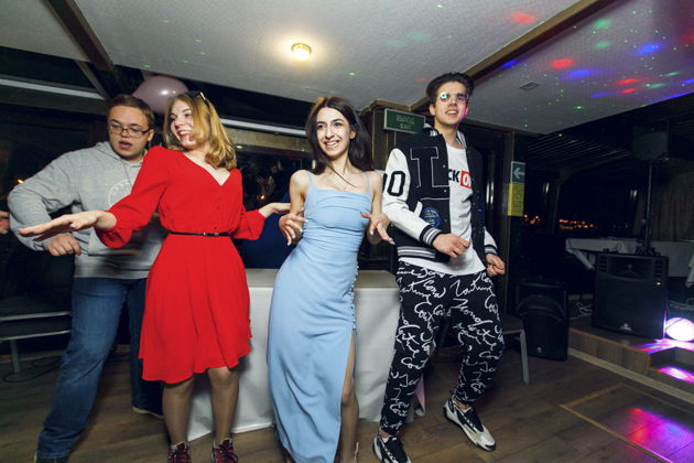 Виды Выпускной вечер с банкетом на теплоходе «Прага»