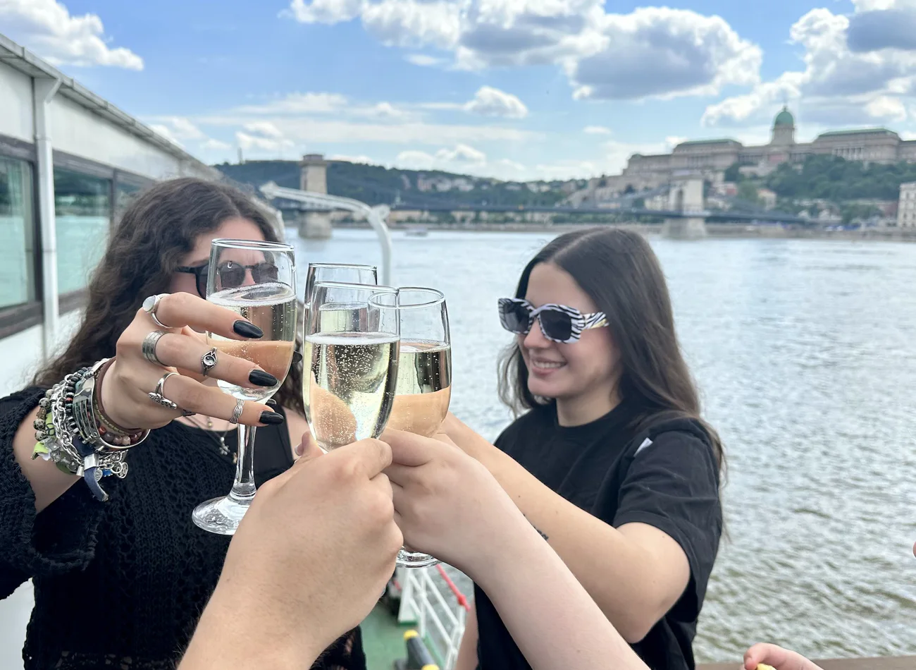 80 min - Unlimited Prosecco & Wine Cruise — tour in Budapest, Hungary | Pokataem