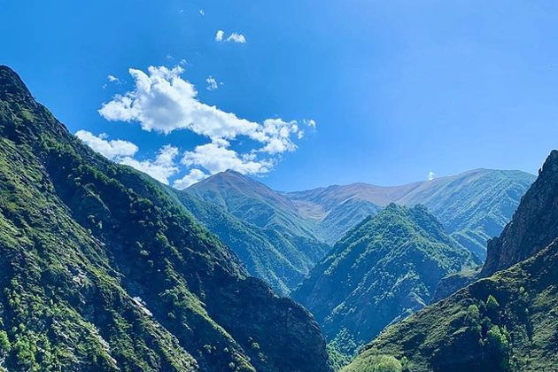 Виды Ослепительно-бирюзовое озеро  Казеной-Ам и город-музей Хой. 