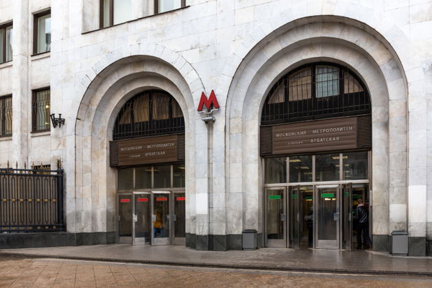 Московское метро: «Наш паровоз вперёд летит, в коммуне остановка»