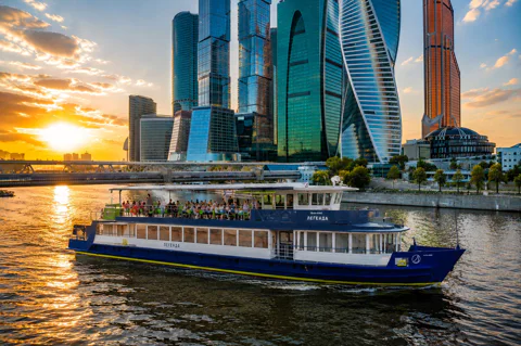 Ужин, музыка и танцы на премиум-теплоходе в центре Москвы