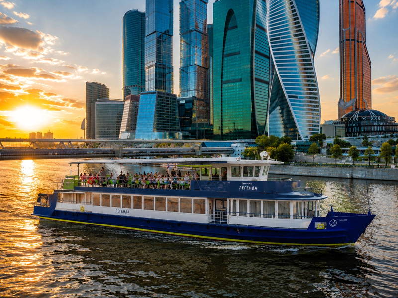Ужин, музыка и танцы на премиум-теплоходе в центре Москвы
