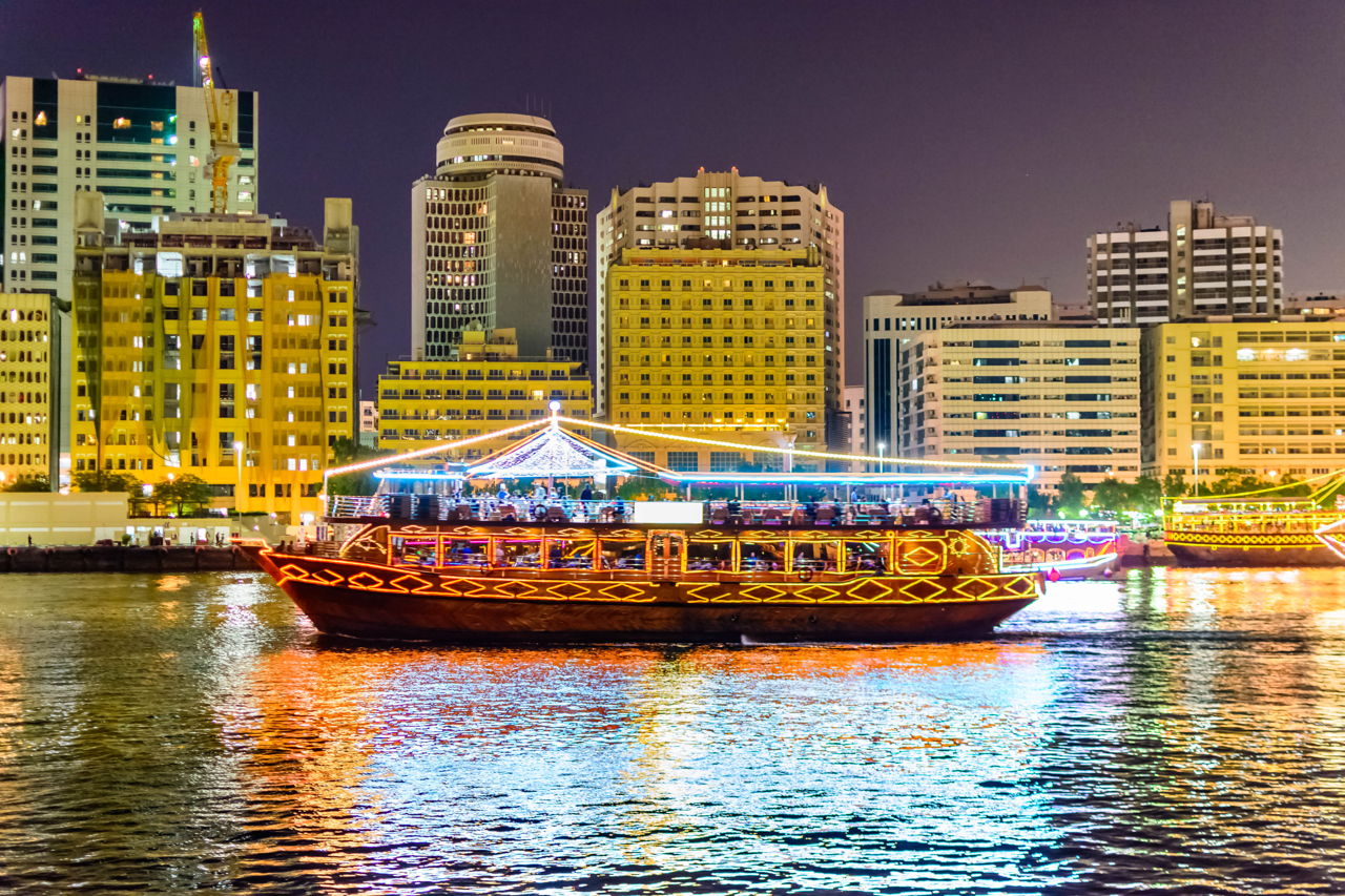 Вечерний круиз по Дубай Марине на дау с ужином и живой программой