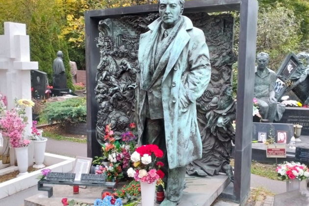 Люди искусства на Новодевичьем кладбище - им рукоплескал мир!